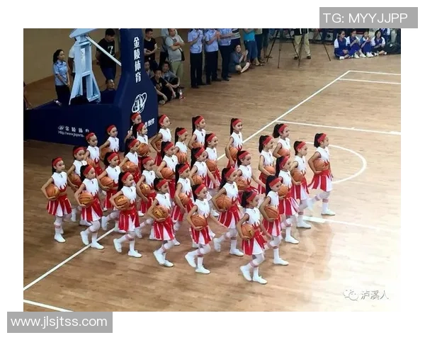 足球班赛：球星风采齐聚，激烈对抗点燃赛场热血瞬间